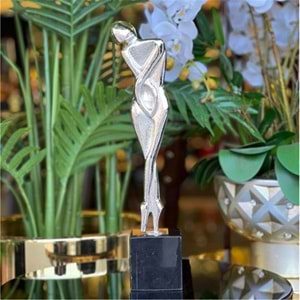 Utangaç Kız Gümüş